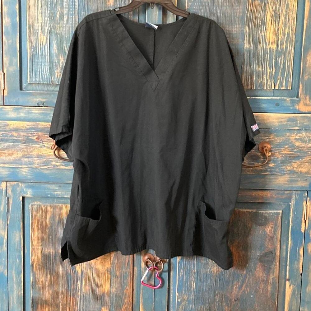Black scrub top with pockets